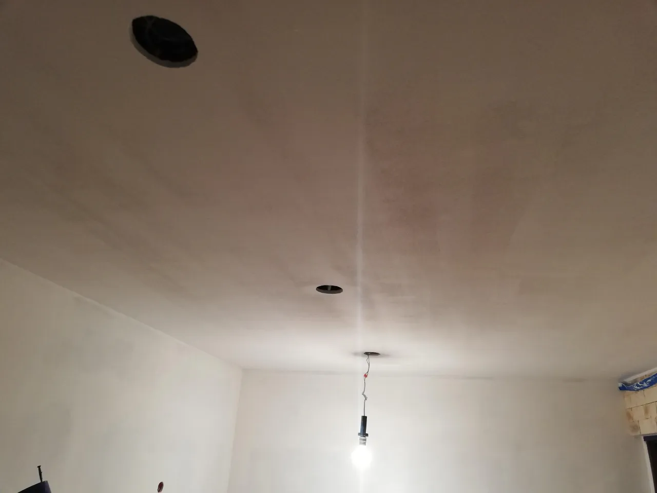 błędy malowanie sufitu smugi