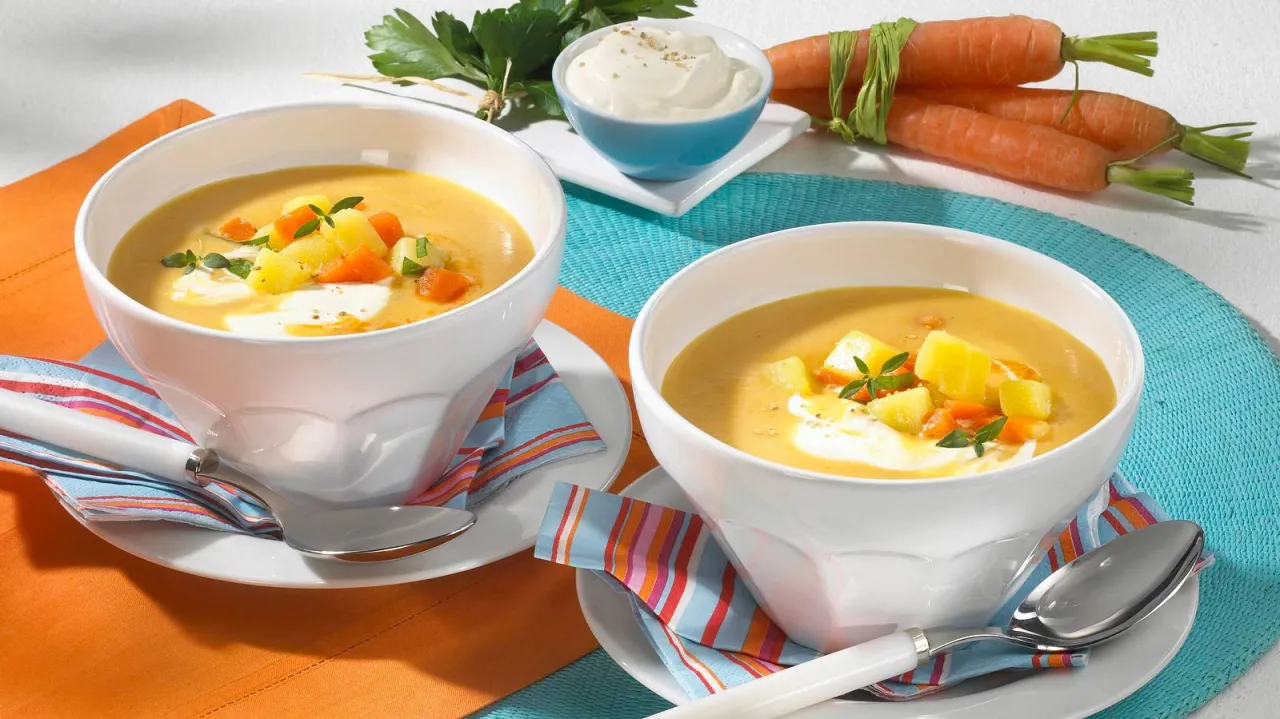 Cremige M&ouml;hren Kartoffel Suppe mit Petersilie in einer Sch&uuml;ssel