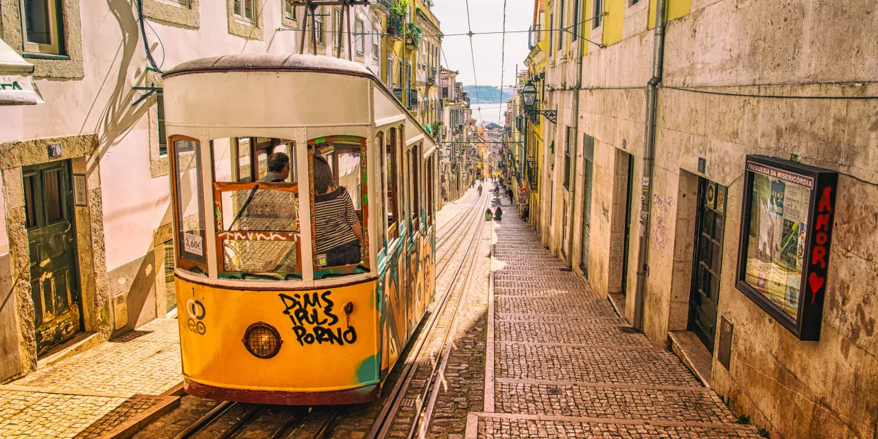 Lizbona widok na miasto tramwaj