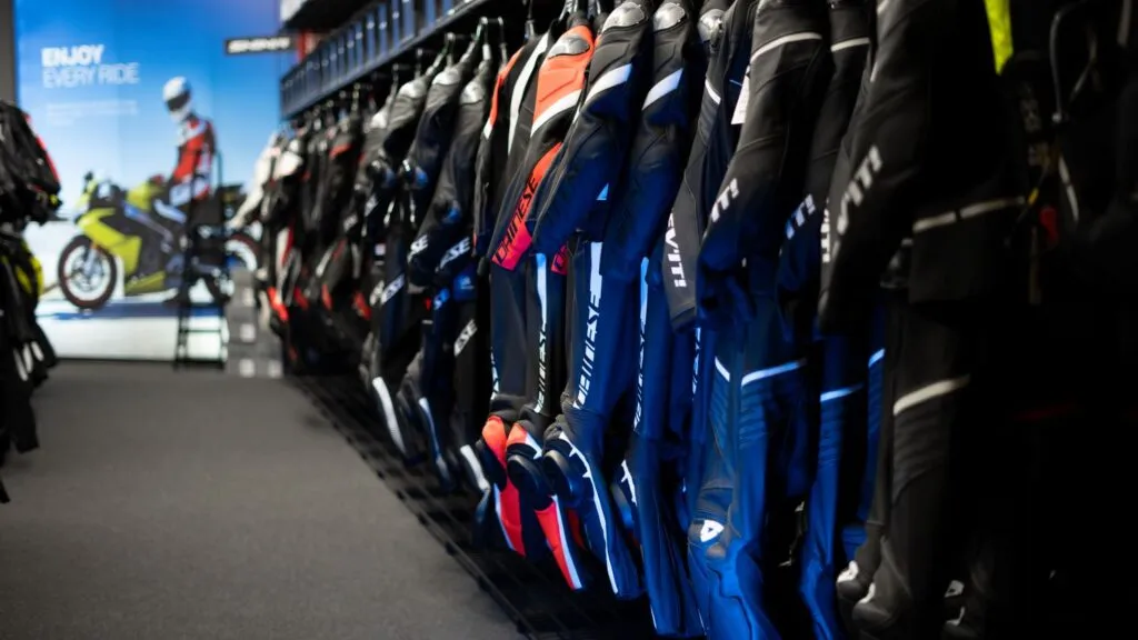 kombinezon motocyklowy jednoczęściowy vs dwuczęściowy