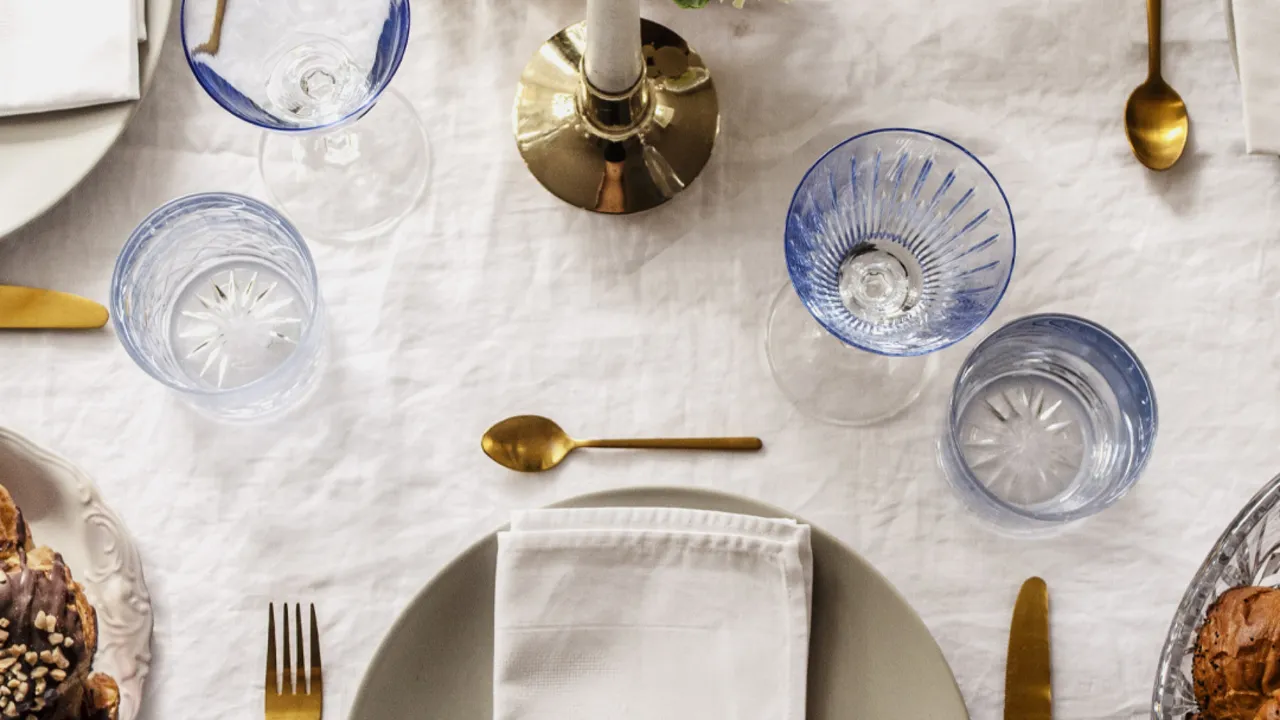 Elegancko nakryty st&oacute;ł z gośćmi