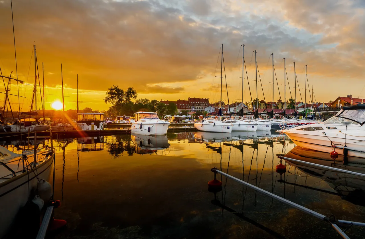 Mikołajki port żeglarski zach&oacute;d słońca