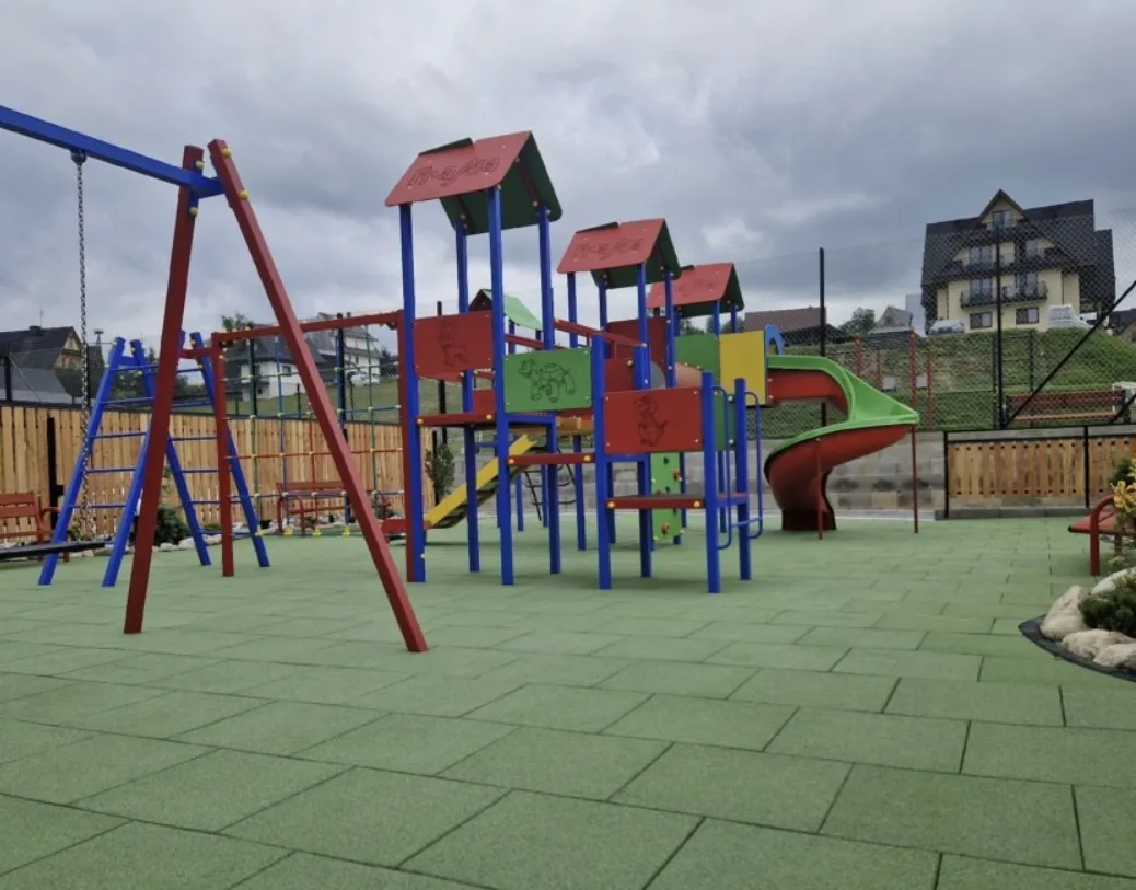 różnorodny plac zabaw dla dzieci, bezpieczna nawierzchnia, słońce