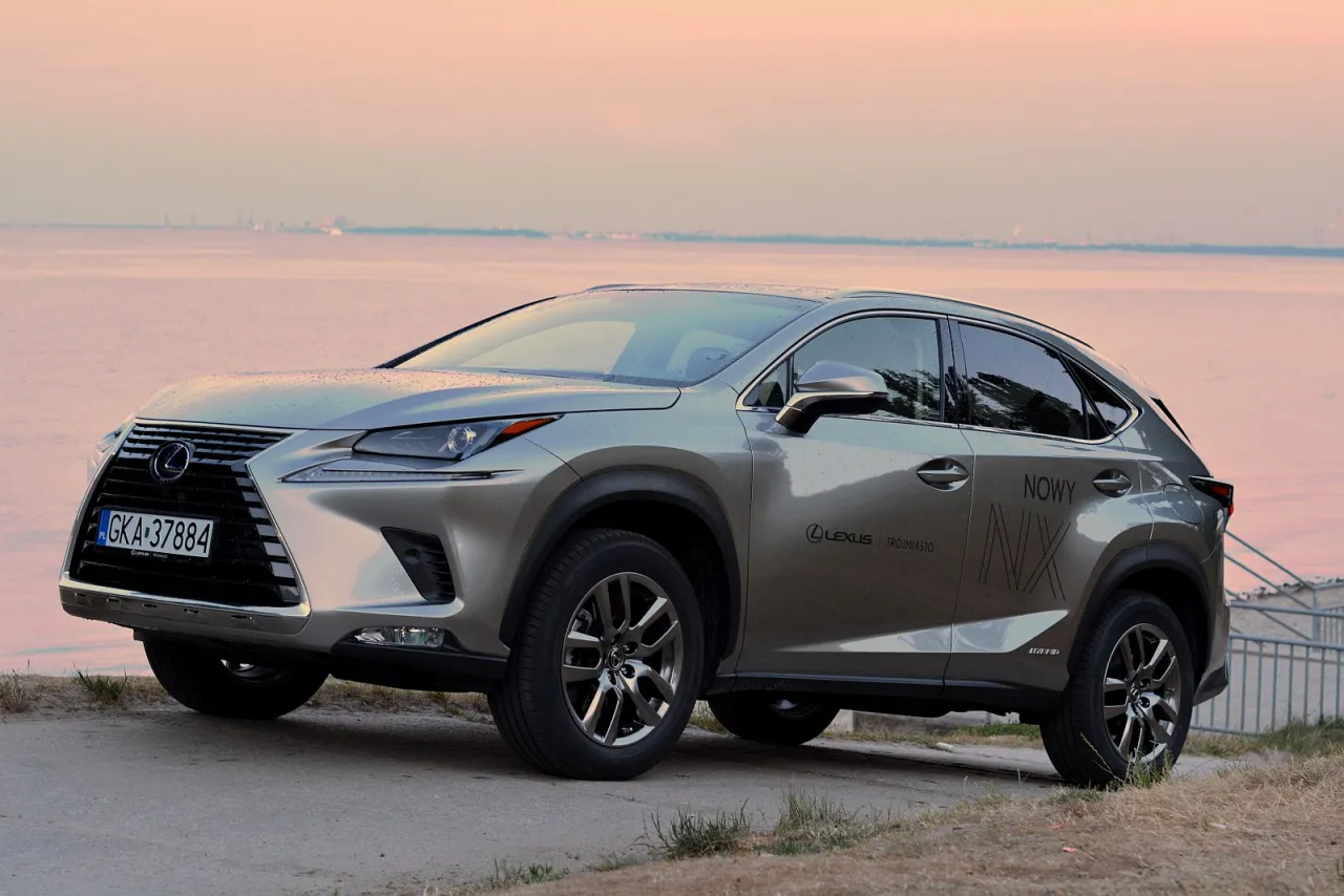 Lexus NX 300h na stacji paliw