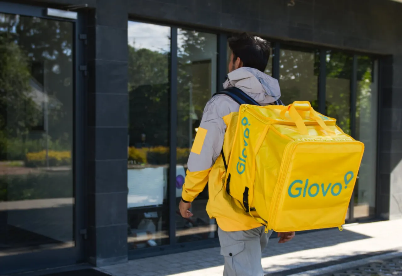 aplikacja do zamawiania jedzenia, kurier z torbą dostawczą, dostawa zakupów do domu