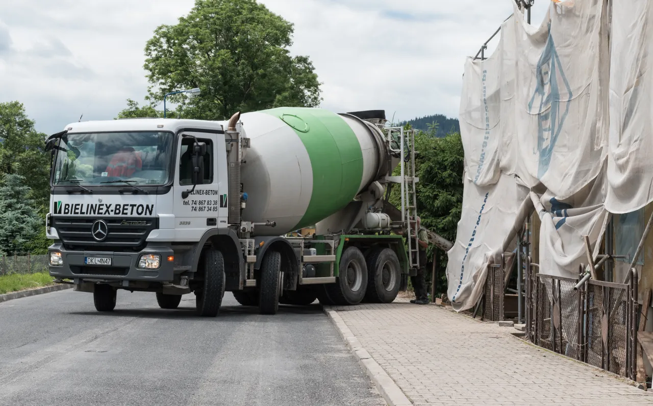 betoniarka samochodowa gruszka na budowie