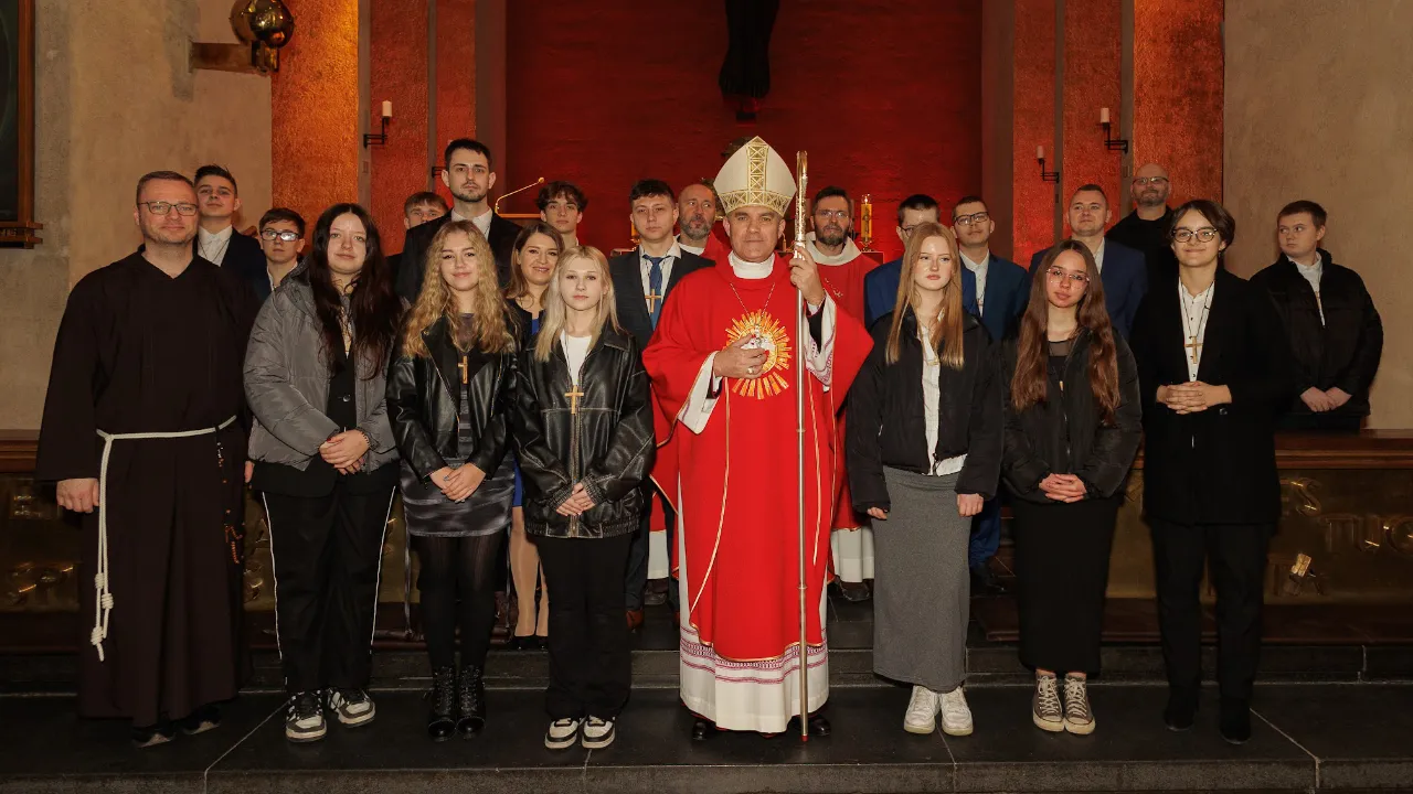 grupa dorosłych na kursie bierzmowania