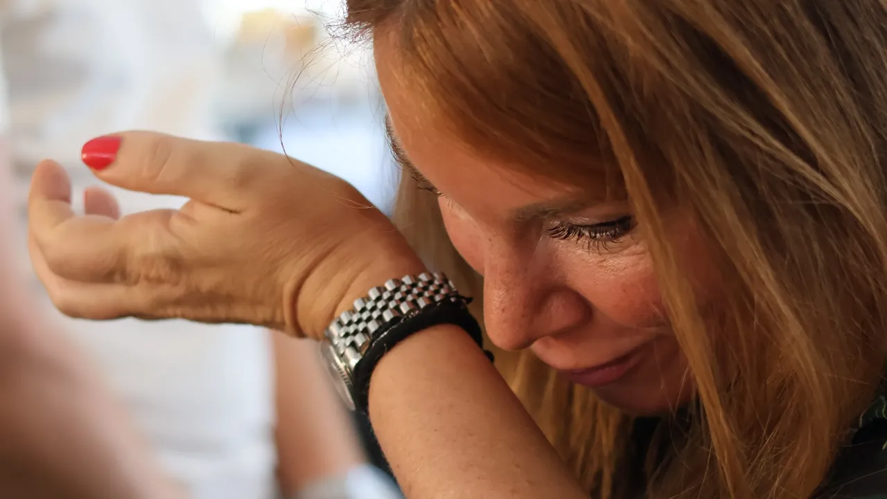 Frau riecht an Parf&uuml;m am Handgelenk Hauttest