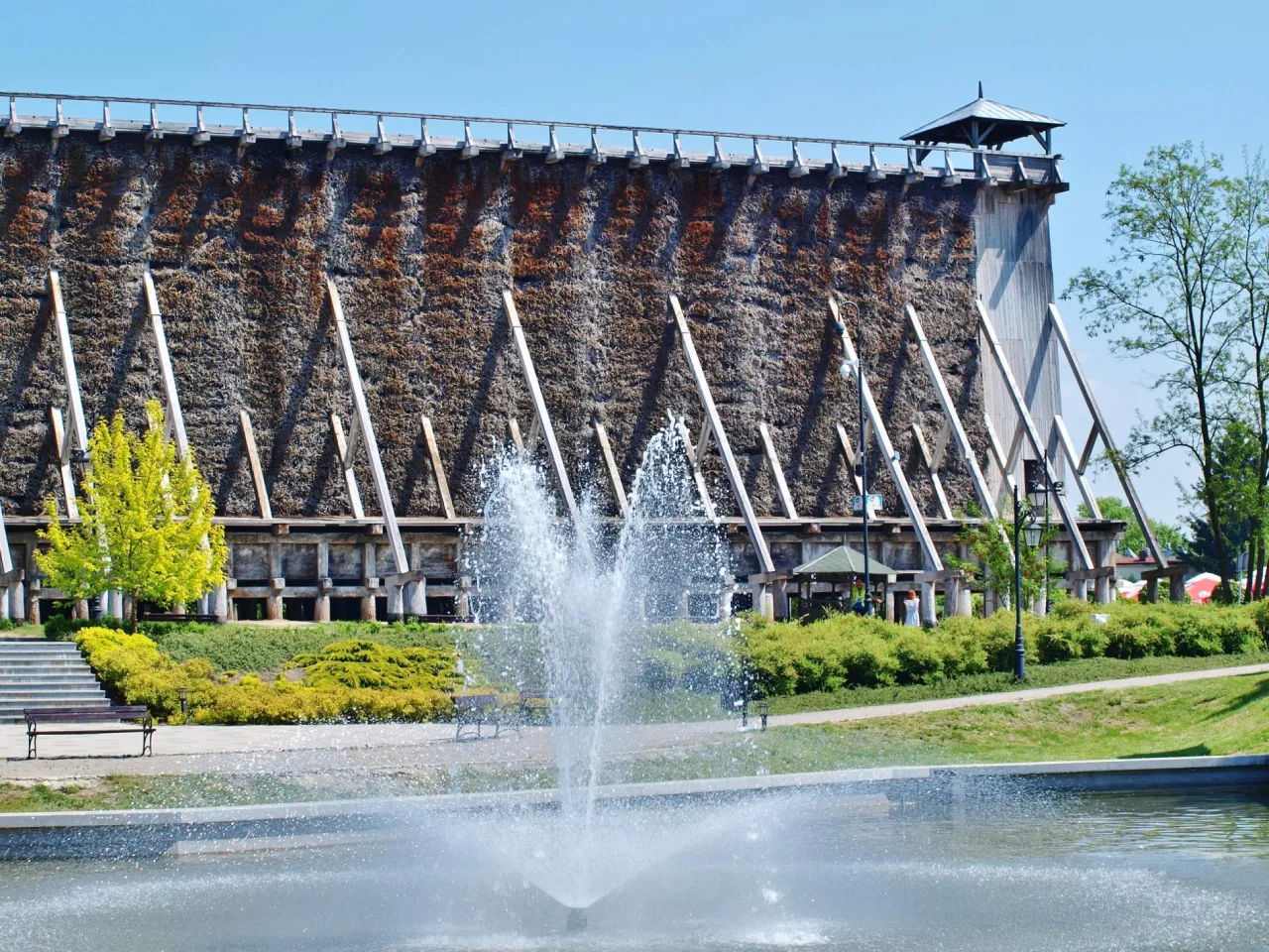 Tężnie w Ciechocinku, fontanna i zieleń &ndash; idealne miejsce, by poczuć uzdrowiskowy klimat. Co zwiedzić w Ciechocinku? Tężnie to punkt obowiązkowy!