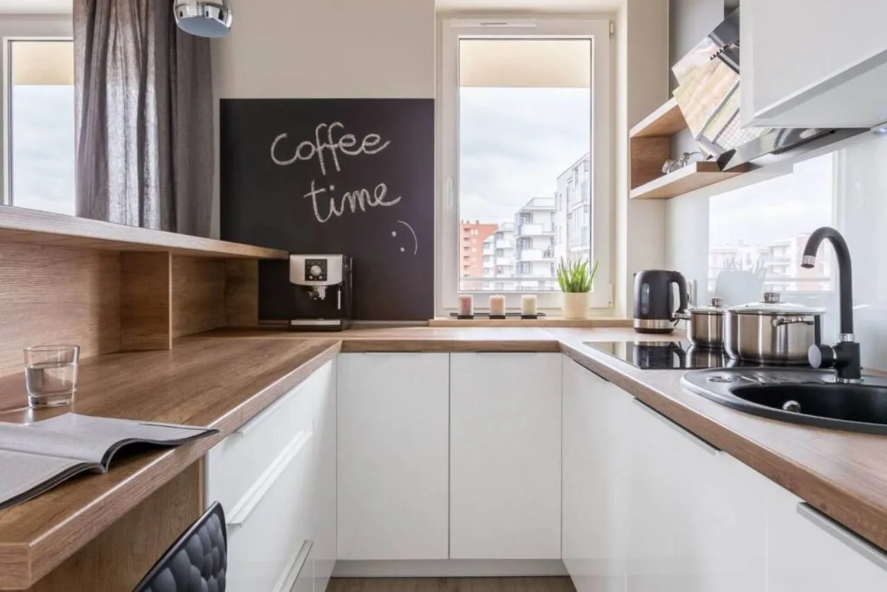 Kolory ścian do białej kuchni z drewnianym blatem