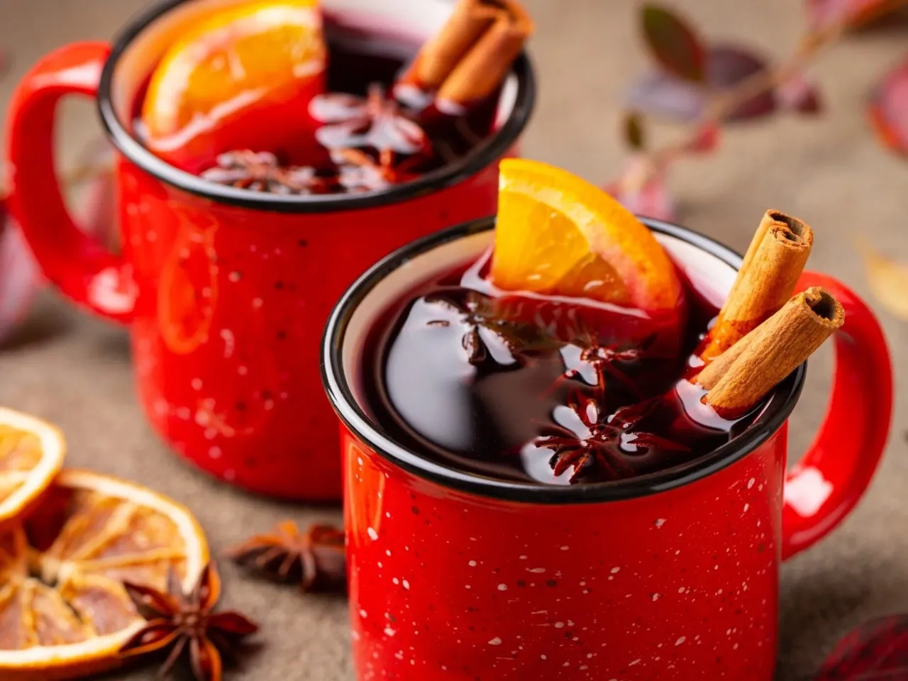 grzaniec w kubku z pomarańczą i cynamonem