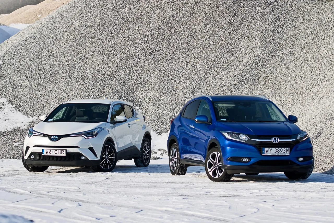 Biała Toyota C-HR i niebieska Honda HR-V stoją obok siebie na śniegu. Kt&oacute;ra hybryda Honda czy Toyota lepsza?
