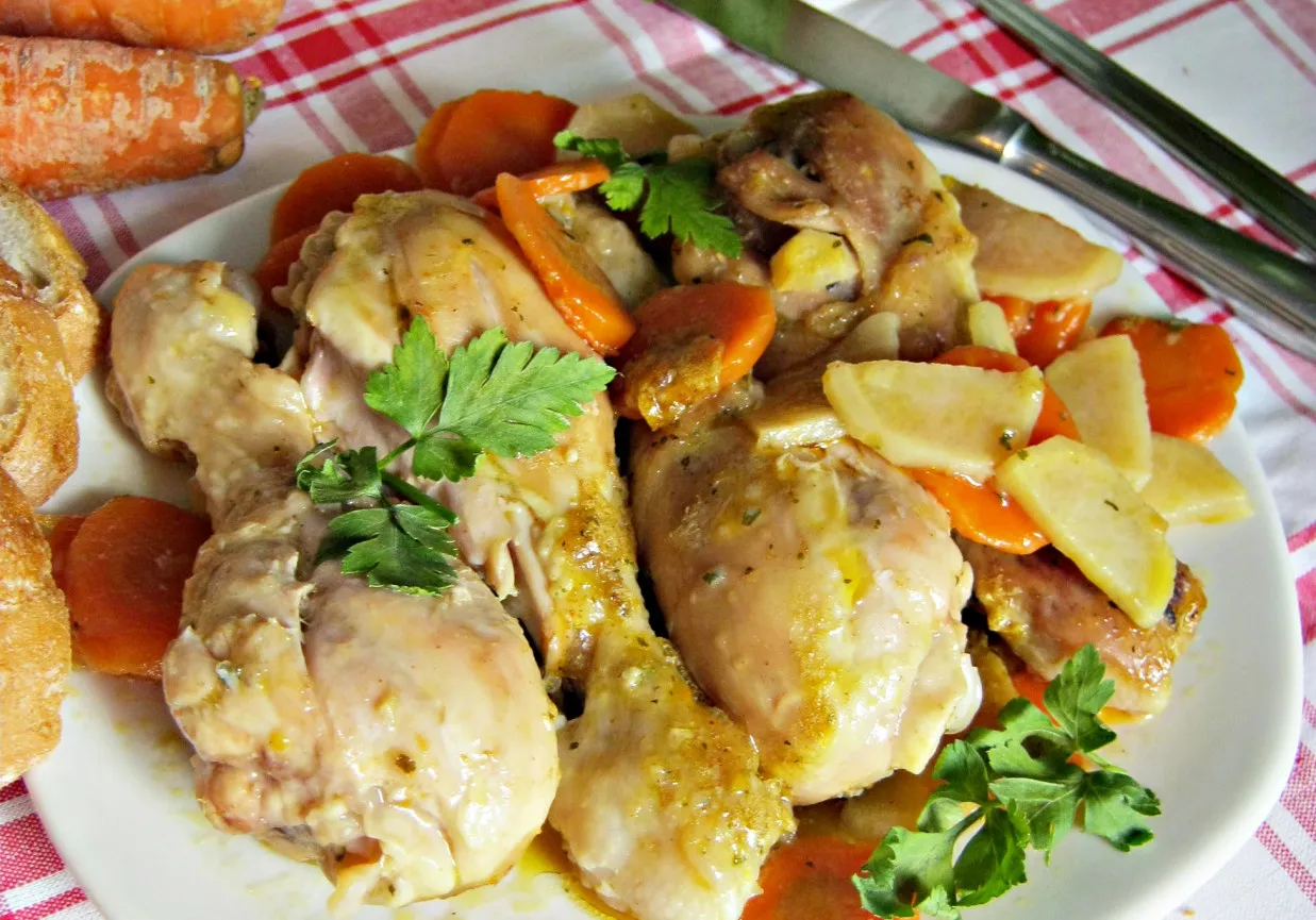 Ugotowane udka z kurczaka w pojemniku do przechowywania w lod&oacute;wce