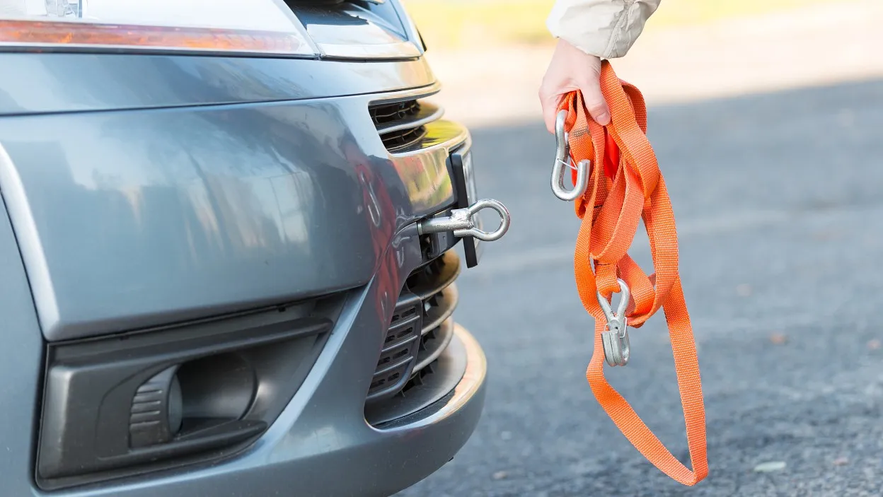 samoch&oacute;d holowany lina