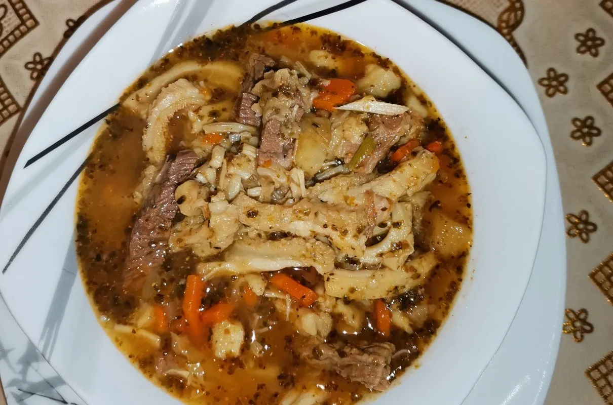 Flaki z wołowiny i warzywami, z dodatkiem majeranku i pieprzu, by były smaczne.