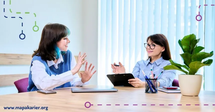 formalna rozmowa przy biurku dokumenty