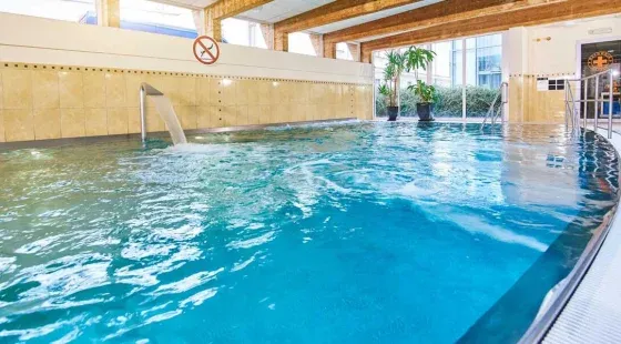 elegancki hotelowy basen bez dzieci