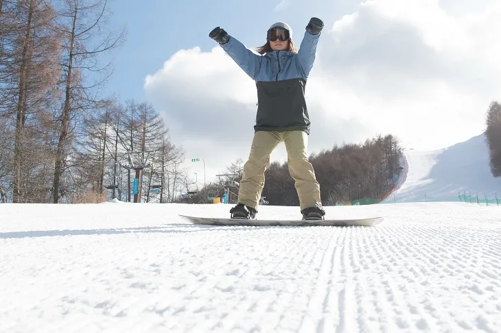 Snowboarder wykonujący spadający liść heelside