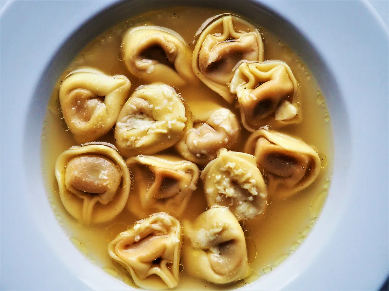 Pyszne tortellini in brodo, idealne na rozgrzewający obiad. Przepis na to danie jest prosty, a efekt zachwyca.