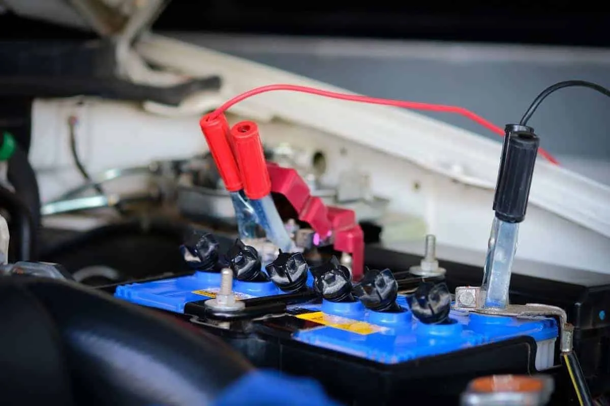 Kable rozruchowe podłączone do akumulatora. Rozładowany akumulator to problem, ale dzięki nim dowiesz się, jak otworzyć centralny zamek.