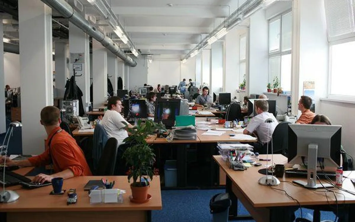 kandydat wykonujący zadanie próbne przy komputerze