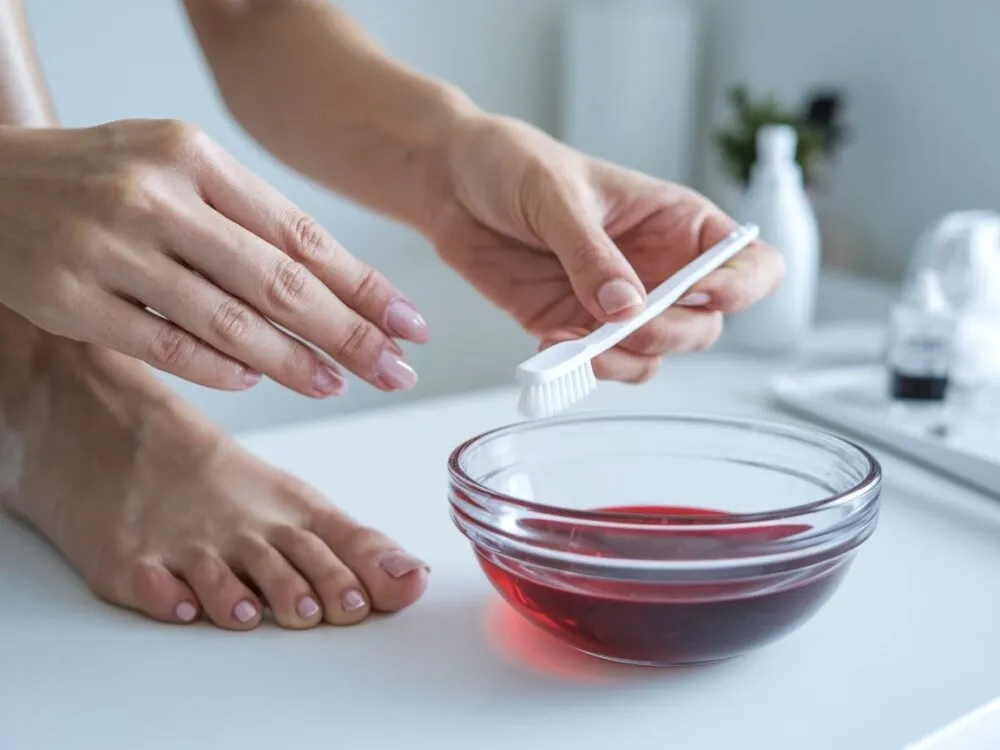 Usuwanie świeżego lakieru ze skóry patyczkiem kosmetycznym