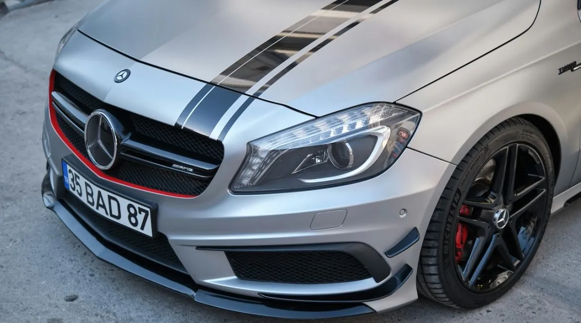 samochód oklejony folią vs lakierowany