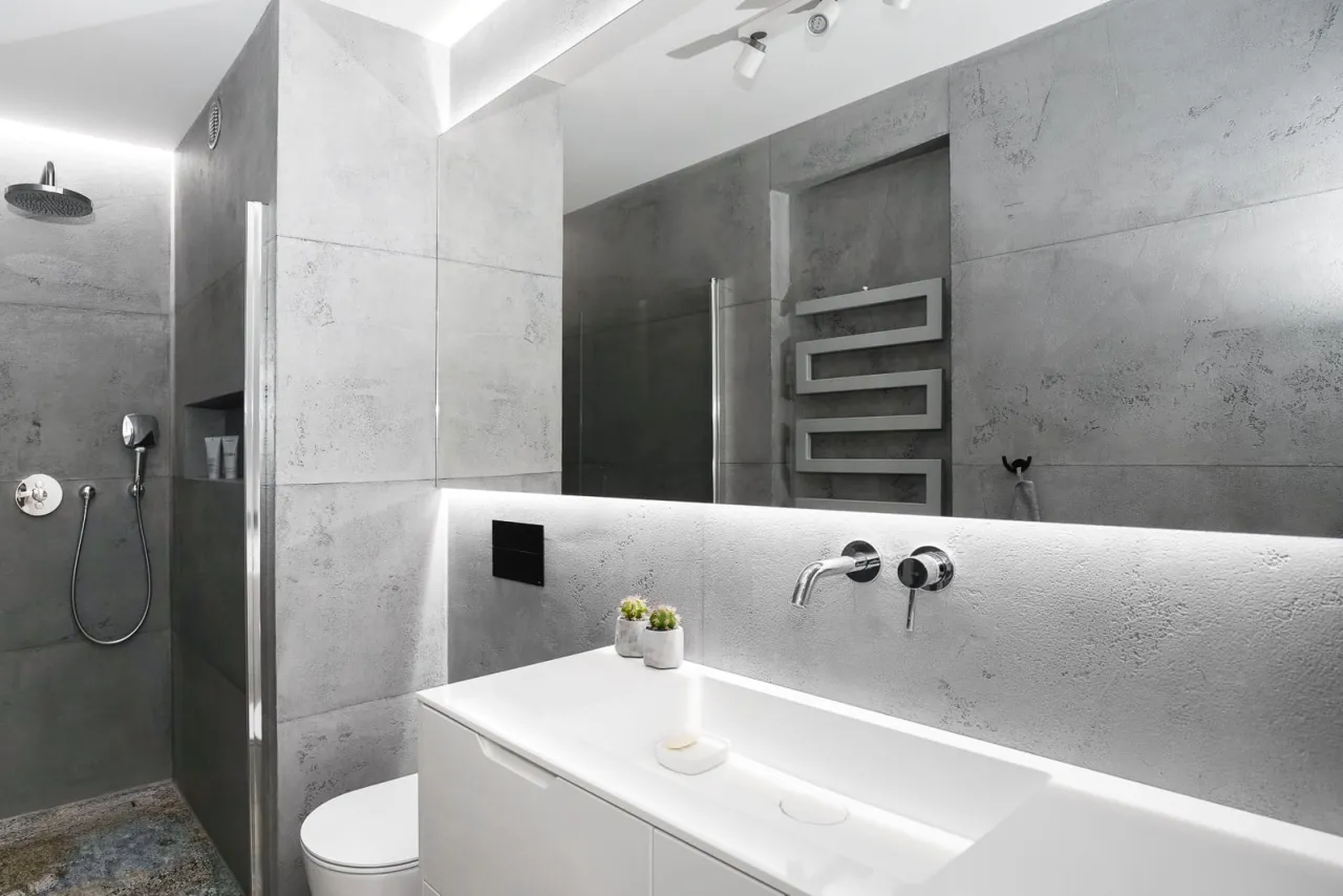 Lustro grafitowe w nowoczesnej łazience