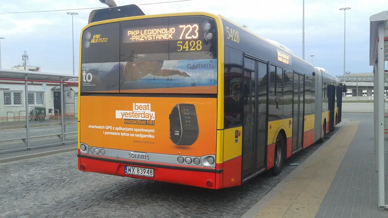 Autobus ZTM 723 na przystanku