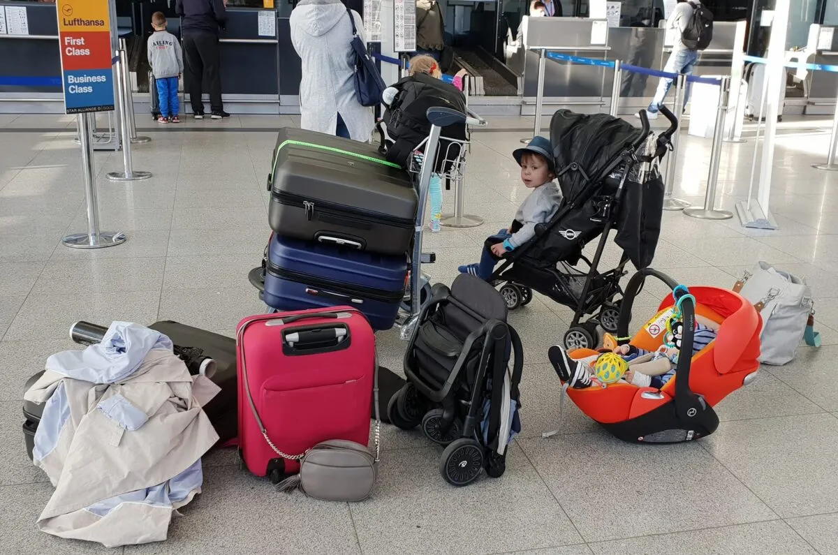 w&oacute;zek dziecięcy w podr&oacute;ży samolotem