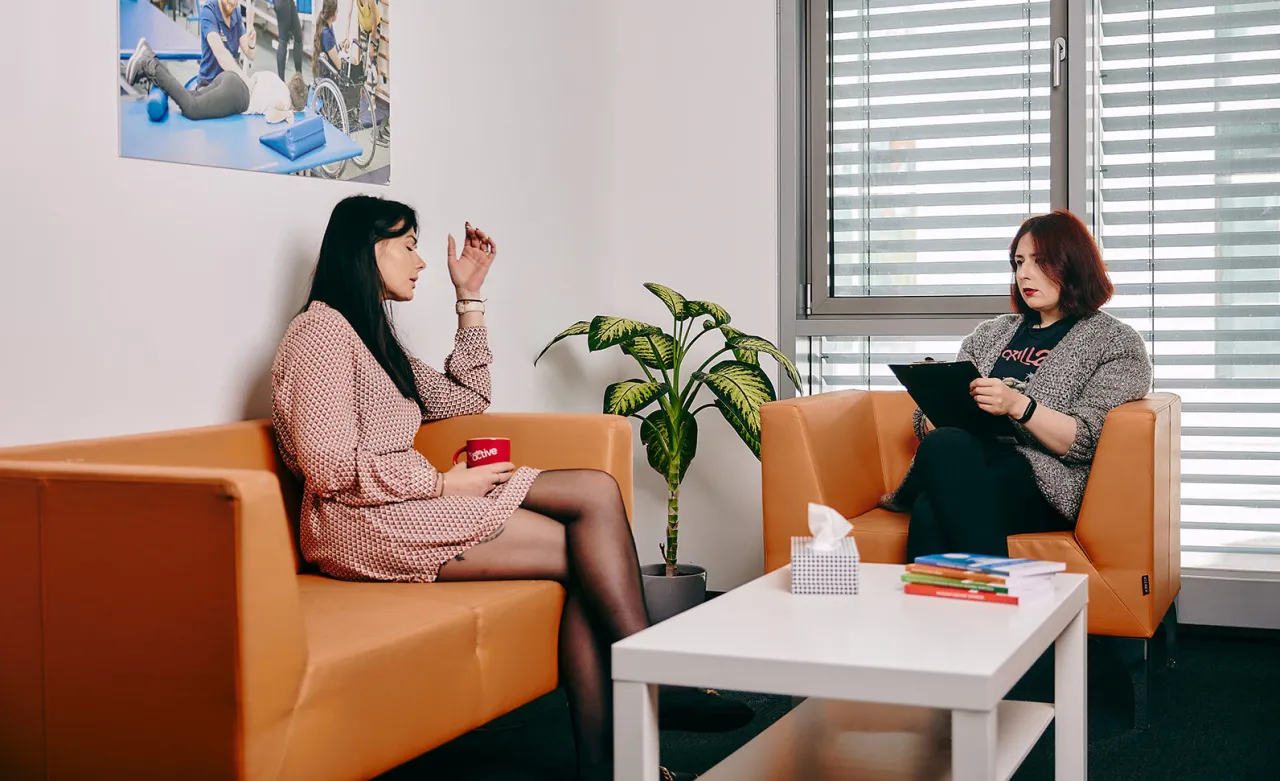 Psycholog rozmawiający z pacjentem w gabinecie