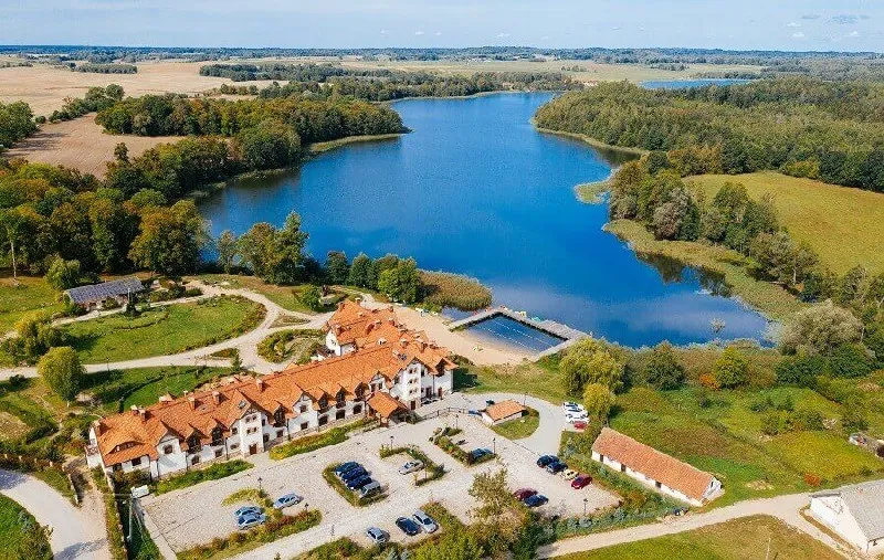 hotel dla rodzin z dziećmi nad jeziorem na Mazurach