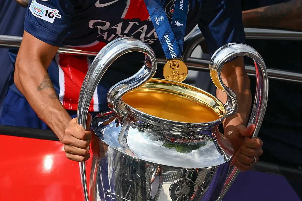 Piłkarz trzyma Puchar Ligi Mistrz&oacute;w. Kto wygra ligę mistrz&oacute;w w tym roku?