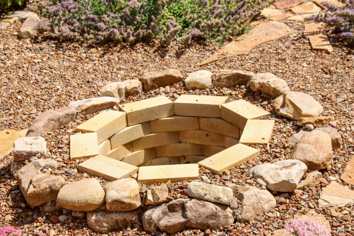 Budowa paleniska ogrodowego krok po kroku