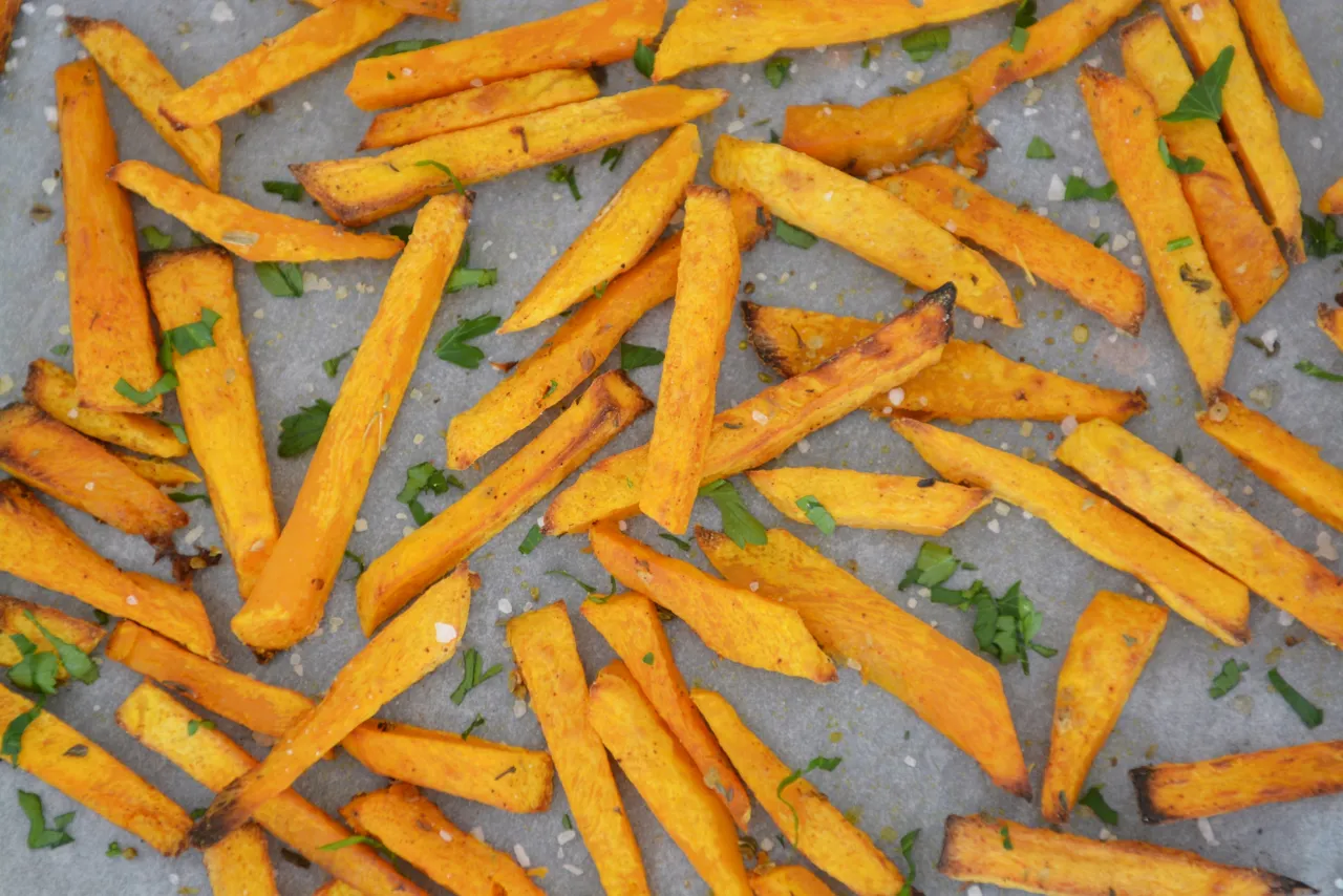 Chrupiące frytki z dyni na talerzu