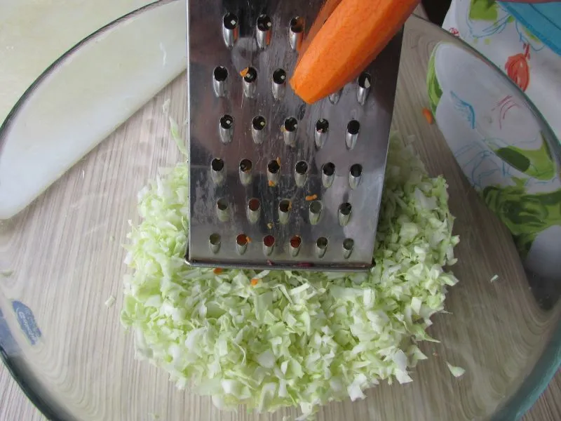 szatkowanie kapusty na surówkę