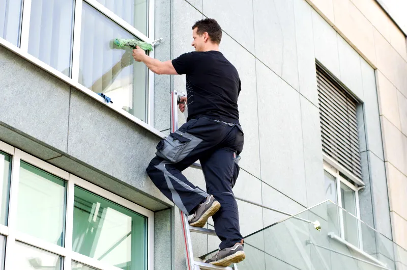 bezpieczny sprzęt do mycia okien drabina szelki