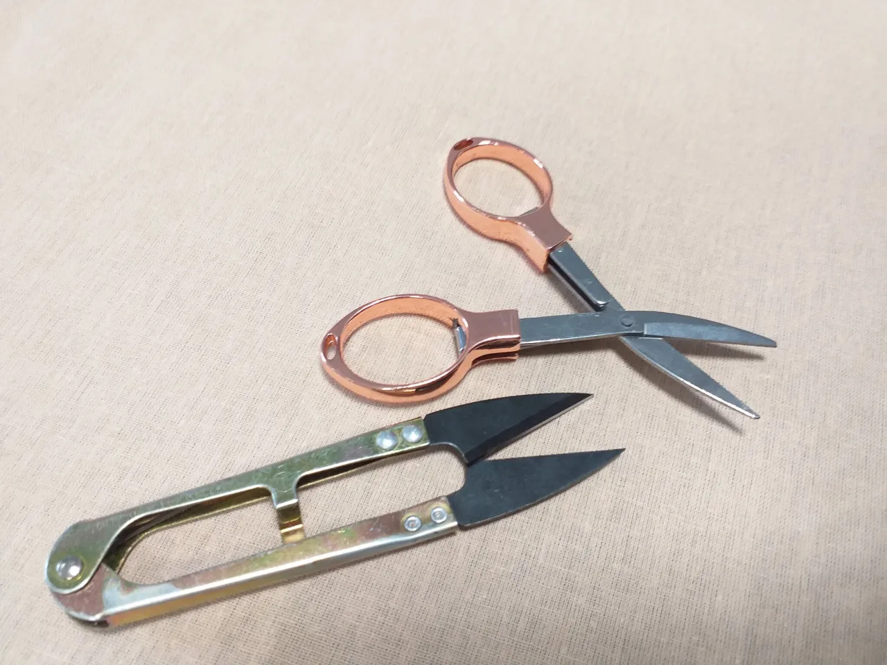 Narzędzia krawieckie do zwężania bluzki