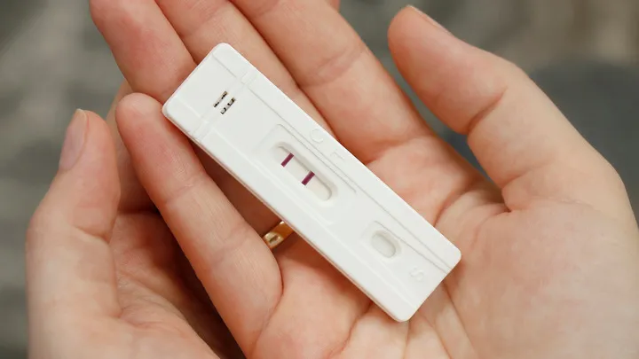 pozytywny test ciążowy, wczesne objawy ciąży