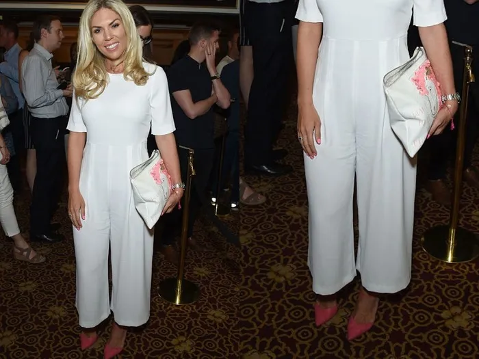 Biały kombinezon z kolorowymi szpilkami