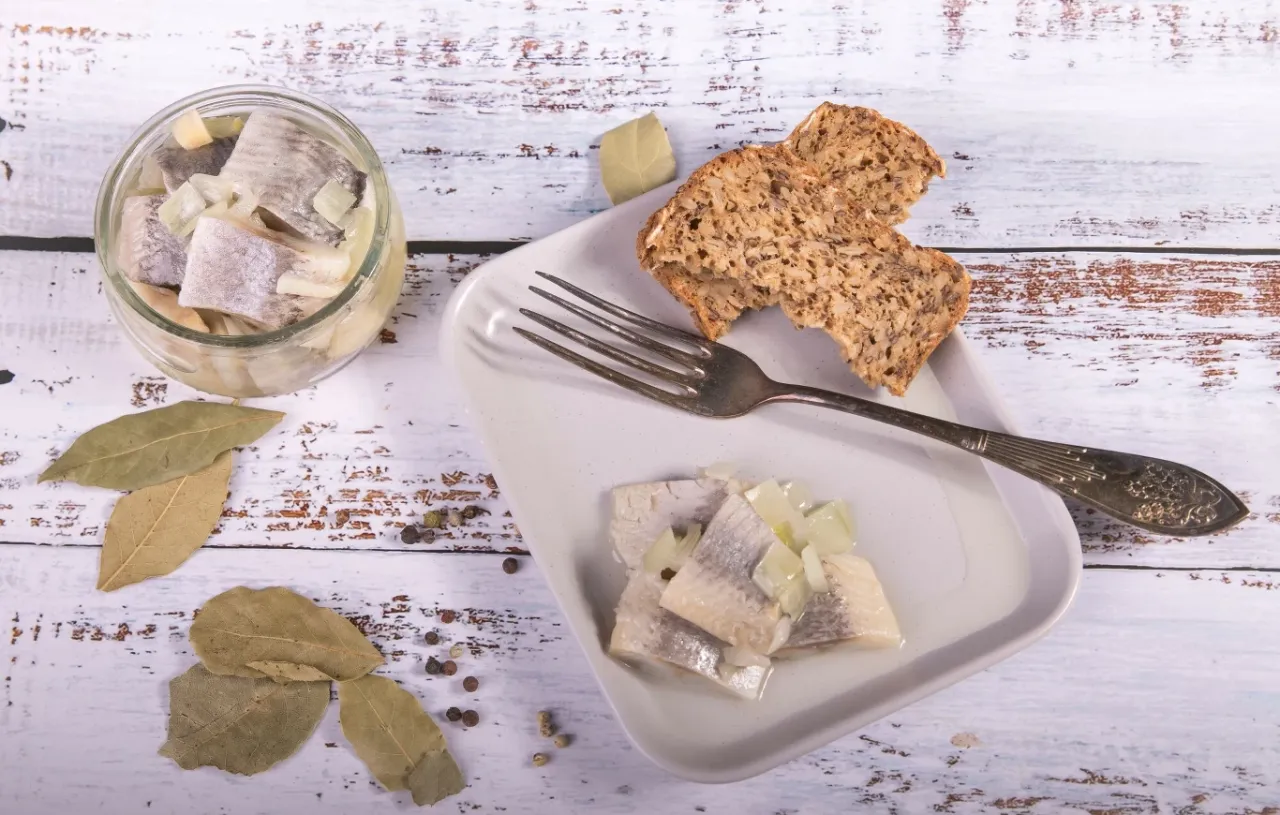 Śledzie z cebulką i chlebem żytnim. Post ścisły co można jeść, idealny na Wigilię.