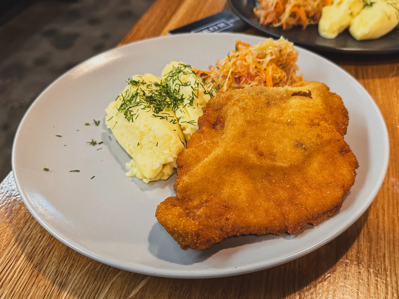 Schabowy z ziemniakami i sur&oacute;wką. Idealne miejsce, gdzie na obiad w Krakowie.