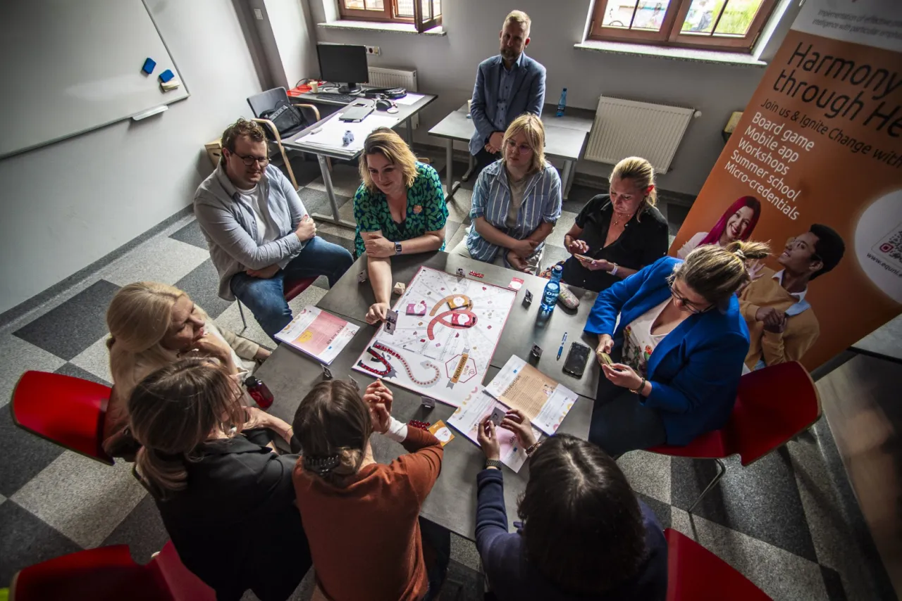 Ludzie na warsztatach z inteligencji emocjonalnej