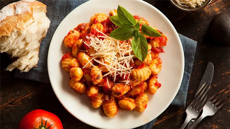 r&oacute;żne sosy do gnocchi