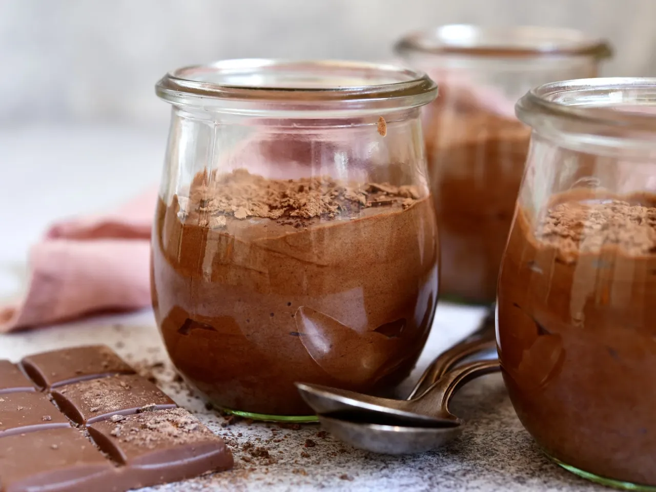 składniki do musu czekoladowego, narzędzia kuchenne