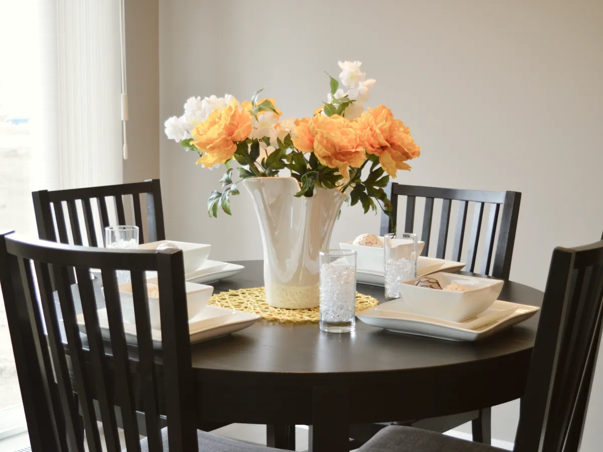 aranżacja stołu w salonie element centralny