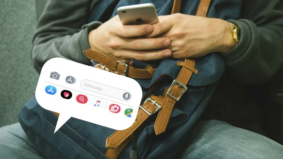 Mężczyzna używający aplikacji randkowej, smartfon, różne ikony aplikacji