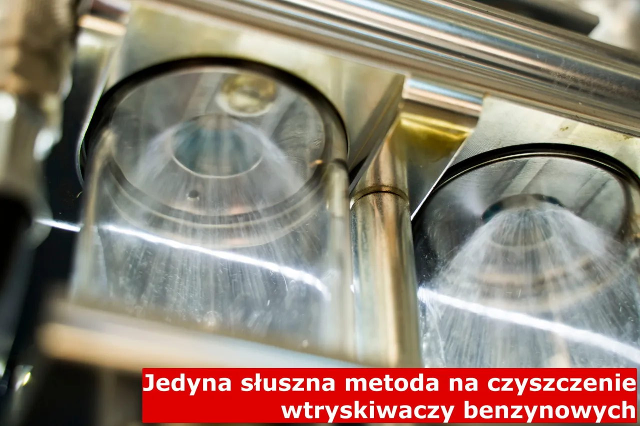 Precyzyjne czyszczenie wtryskiwaczy benzynowych w działaniu. Widoczne strumienie płynu pod ciśnieniem.