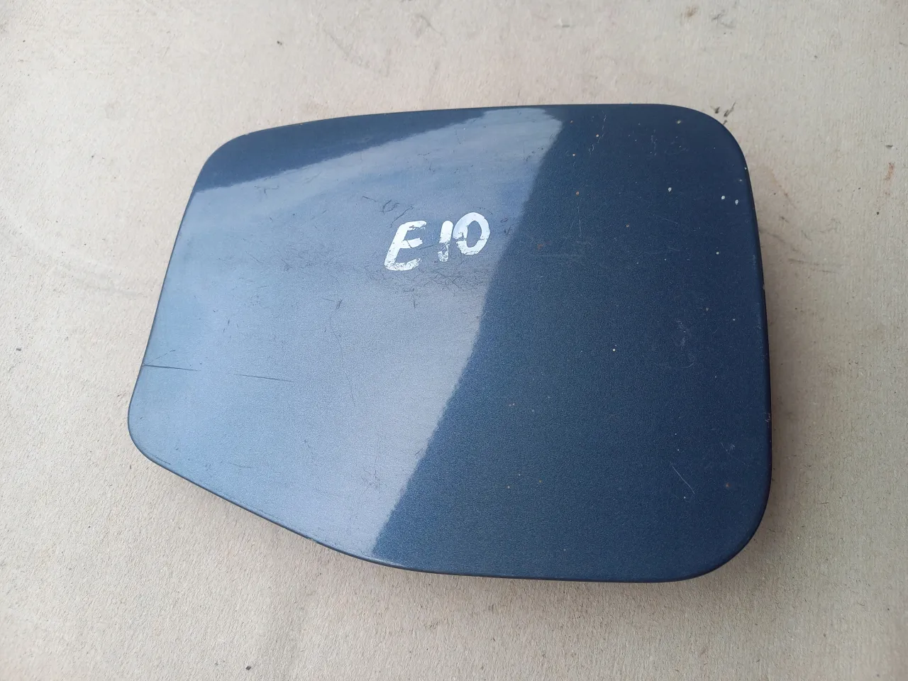 klapka wlewu paliwa E10