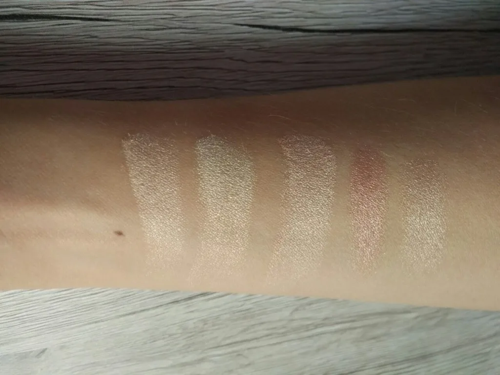 porównanie rozświetlaczy prasowanych sypkich i kulek